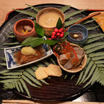 茜坂大沼 - 赤ナマコゆずジュレ、岩手豚角煮、長葱ソース、くわいチッップ、松前漬け、干し柿、このわた