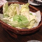 下西川町酒場 はね黒 - 食べ放題の生キャベツ