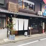 AWOMB - お店の外観　この日は予約で満席でした。