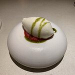 cochon - ヨーグルトのソルベ、いちごのソース、ミントのオイル