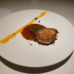 cochon - 白子のポワレにジャガイモを挟んだもの、魚介とサフランソース