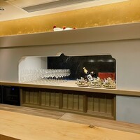 美会 - 素敵な内装。なんだか縁起が良さそうな雰囲気。
                ワイングラスの奥に焼き場があるようで、時折職人さんが見える。