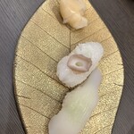 ひょうたん - 握り（生たこ350円、いか240円）たこは吸盤つき！