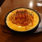 洋食喫茶かまた - ◯鉄板スパゲティー

鉄板に敷かれた生卵は最初は生卵の部分もあるけれど
どんどん加熱されて固まっていく

生卵が固まる前にスパゲティーに絡めて食べてたら
もっと美味しい味わいになっただろうなあ❔