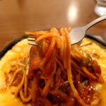 洋食喫茶かまた - ◯パスタリフト
            
            ■この鉄板ナポリタンは調べてみたら
            使われてるケチャップは自家製で
            麺は前日から湯で置きされたモッチリした食感の太麺
            と書かれていた