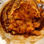 洋食喫茶かまた - デミグラスの味わいの深みや半熟卵の円味
チキンライスの酸味や甘味が複雑に組み合わさり
食べる割合でいろんな味わいに変化する

面白くて美味しい味わいだよねえ♪