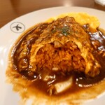 洋食喫茶かまた - 中には加熱されたことにより酸味が飛んで
甘みが残ってるチキンライスで
マッシュルームと玉ねぎの具材