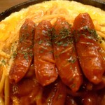 洋食喫茶かまた - 酸味は適度には残されてはいるけれど
加熱されてることによりケチャップの甘みが増していて
シャキシャキ感のある玉ねぎ

この味わい豊かなナポリタンを箸休めさせるための
赤ウインナーの旨味も外せないねえ♪