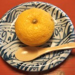 筑紫亭 - 柚子の黄色と藍の器が素敵にマッチしてます。