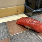 鮨綴 - 口の中で赤身がシャリに溶け込む