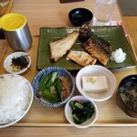 大衆食堂てんぐ大ホール - 湊や三種食べくらべ定食。