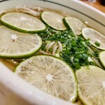 萩の茶屋 空港店 - 【へずすそば】940円。柑橘類「へずす」が丼の上一面に敷き詰められた蕎麦。