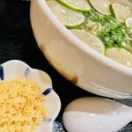 Hagino Chaya - 【へずすそば】940円。柑橘類「へずす」が丼の上一面に敷き詰められた蕎麦。