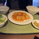 中国料理 季香園 - エビチリ定食。エビ大きいよ。980円