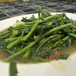 ร้านยายรวยข้าวขาหมู - Stir-fried moaning glory（空芯菜炒め）