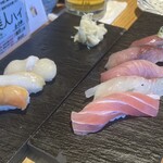 Tachinomizushi Katsukichi - 左：貝三種500円　右：とりあえず五貫800円　（R6.1）