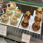 Arnaud Larher - ケーキ共に€9.9　3.7  ※崩れたのでお店のディスプレイにて