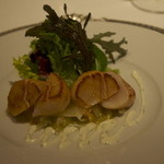銀座 ハプスブルク・ファイルヒェン - 軽く燻製にしてソテーした帆立貝柱とレティッヒ・フェンネルのサラダ　オレンジ風味　ディーラムソース