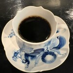 珈琲 ひいらぎ - ブラジルの深煎りを濃いめで。自宅と同じマイセンのブルーオーキッドで。せっかくだから別のにすればいいのに、と笑われます。