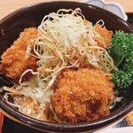 てふちん亭 - 小さめのカツが3つ乗っています。