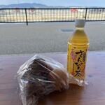 琉球銘菓 三矢 - 無造作にビニール袋に入れてお渡し。(｡ >艸<)お供は大好きな沖縄のさんぴん茶(オススメメーカーはコカコーラとポッカ)