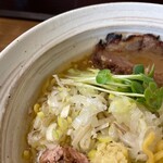 麺屋 雪月花 - 油膜がしっかり張っています