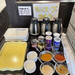 つけ麺本舗 ぐうりんだい - 黒七味以外の薬味や割スープは給水器の近くにまとめてあります