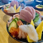 Uodokoro Kameyama - 上海鮮丼(1400円)手前ご飯大盛り