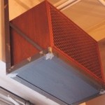 ミスエヴァンス - 立派なスピーカーだなぁ。
      お店の奥には真空管のアンプがあって、
      音へのこだわりが感じられるよ。