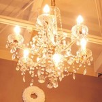 ミスエヴァンス - 天井にはシャンデリアが。