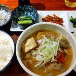 Yaki Miso Ramen Yadoya - 豚汁セット 1000円 (豚汁並盛り、ご飯、お漬物、おかず2品)、豚汁(並盛り)になります