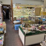 須崎食料品店 - 奥に製麺所があります。