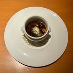 銀座 シェ・トモ - 有機十六雑穀米のキュービックドリア 黒トリュフ和牛風味のコンソメオニオンスープと