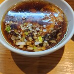 麺道六善 - 醤油の旨味たっぷりなつけ汁