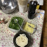 須崎食料品店 - 麺をもらって、ぶっかけダレや薬味はじぶんで。