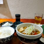 Yaki Miso Ramen Yadoya - 豚汁セット 1000円 (豚汁並盛り、ご飯、お漬物、おかず2品)