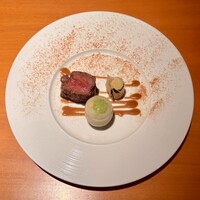 銀座 シェ・トモ - ニュージーランド産ノンケミカル牛フィレのロースト 蒸しカブと焼きポロネギ 黒トリュフ風味のソースと共に