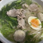 KEUY CHIANGMAI - 麺は想像以上に沢山入ってます。スープはランチについてくるミニスープとほぼ同じだと思います。滋味深く旨み深く。薄味なので自分好みに調整しましょう