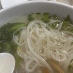 KEUY CHIANGMAI - フォーなのかな？小麦粉ではない平たい半透明の麺がかなりの量入ってます