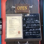 Indian Street Food & Bar GOND - 入口：本日のカレーの説明