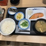 Matsuya - ご飯、ワカメと油揚げの味噌汁、焼き鮭、おろしは粗め、たっぷりのネギの下は納豆、白菜漬けに、焼き海苔。まさにこんなんでいいんだよp(´⌒｀｡q)