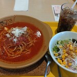 Parmenara - トマト＆オニオンパルミジャーノとサラダ、コーラセット（税込計900円）