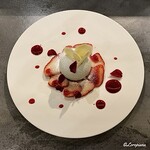カーサ・デル・チーボ - ピスタチオとフランボワーズのムースのイチゴのマリネ添え