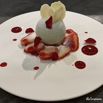 カーサ・デル・チーボ - ピスタチオとフランボワーズのムースのイチゴのマリネ添え