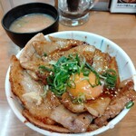 鉄板酒場 鐵一 - はみ出し豚丼 750