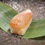 鮨 富かわ - 笹を開くとこのような感じ 温かい お寿司でした