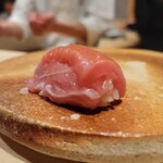 鮨 富かわ - 中トロ 腹の部分とその部分の 2種類の中トロ 部分を 握っている 2度味わえてとても楽しいお寿司です