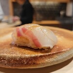 鮨 富かわ - メジナ 中にカラスミ ハサミ 珍しい握りめじな