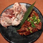 焼肉　太郎 - 左：特選牛カルビ　右：サガリ