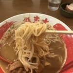 Toudai - 肉増しの麺リフト　デフォルトはやや柔らかめ